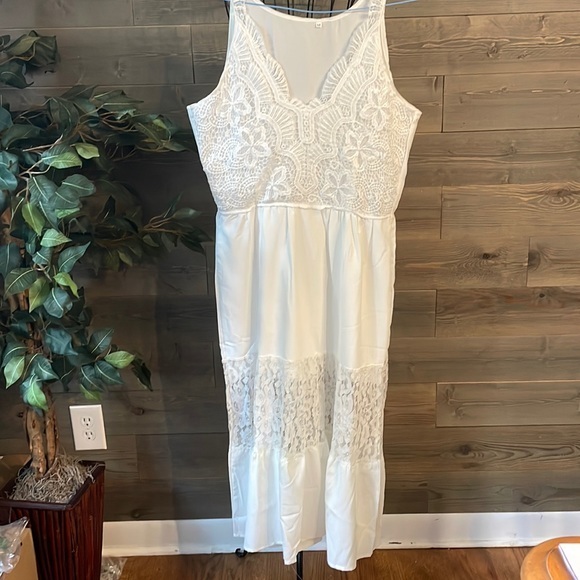 Dresses & Skirts - Stunning, white sleeveless lace maxi sundress